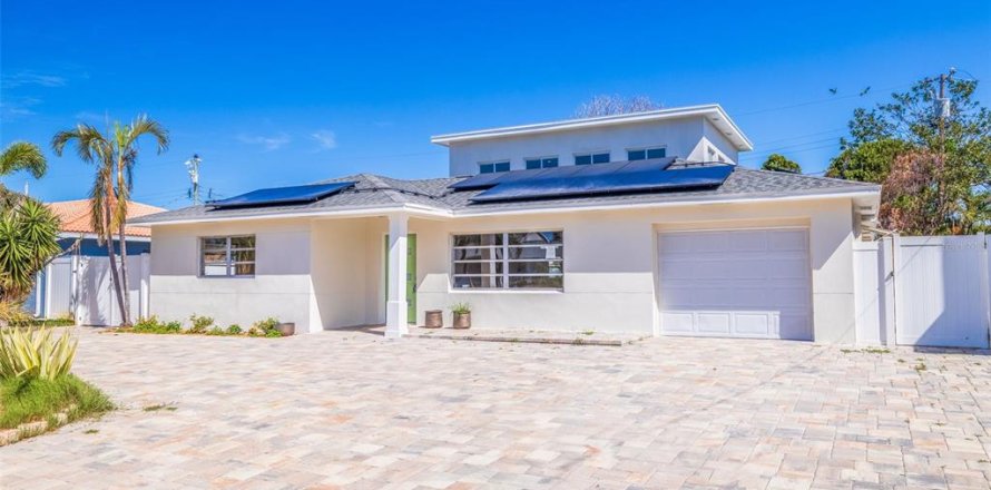 House in Saint Pete Beach, Florida 4 bedrooms, 197.32 sq.m. № 1642940