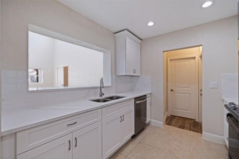 House in Saint Pete Beach, Florida 4 bedrooms, 197.32 sq.m. № 1642940 - photo 12