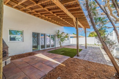 House in Saint Pete Beach, Florida 4 bedrooms, 197.32 sq.m. № 1642940 - photo 30