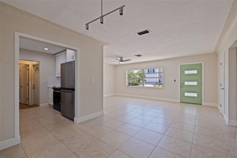 House in Saint Pete Beach, Florida 4 bedrooms, 197.32 sq.m. № 1642940 - photo 11