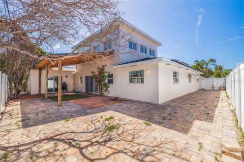 House in Saint Pete Beach, Florida 4 bedrooms, 197.32 sq.m. № 1642940 - photo 29