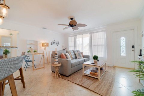 House in West Palm Beach, Florida 6 bedrooms, 233.46 sq.m. № 2169741 - photo 12