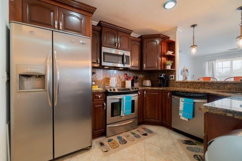 House in West Palm Beach, Florida 6 bedrooms, 233.46 sq.m. № 2169741 - photo 10