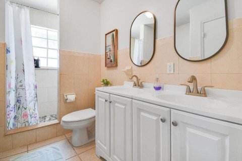 House in West Palm Beach, Florida 6 bedrooms, 233.46 sq.m. № 2169741 - photo 15