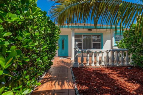 House in West Palm Beach, Florida 6 bedrooms, 233.46 sq.m. № 2169741 - photo 8