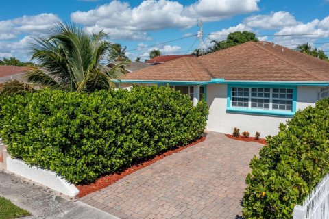 House in West Palm Beach, Florida 6 bedrooms, 233.46 sq.m. № 2169741 - photo 6