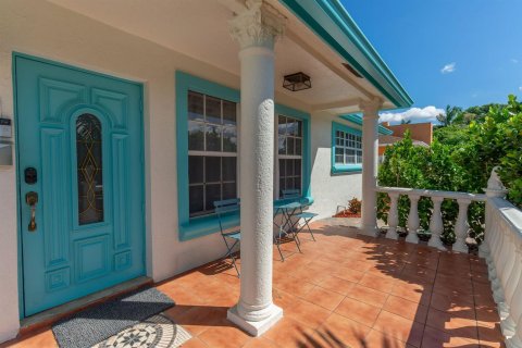 House in West Palm Beach, Florida 6 bedrooms, 233.46 sq.m. № 2169741
