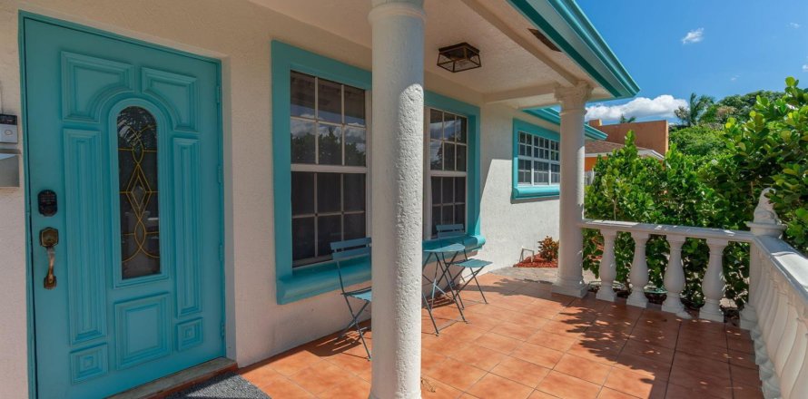 House in West Palm Beach, Florida 6 bedrooms, 233.46 sq.m. № 2169741
