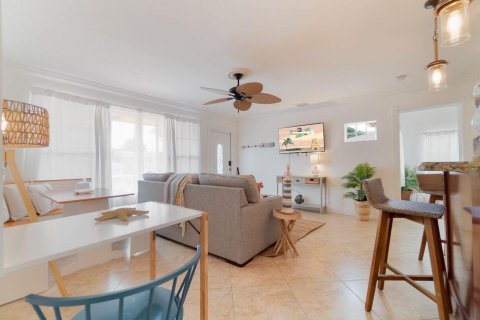 House in West Palm Beach, Florida 6 bedrooms, 233.46 sq.m. № 2169741 - photo 13