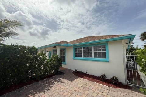 House in West Palm Beach, Florida 6 bedrooms, 233.46 sq.m. № 2169741 - photo 4