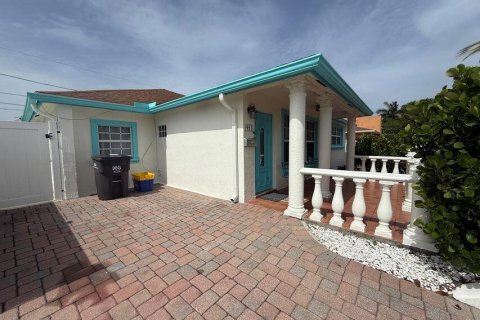 House in West Palm Beach, Florida 6 bedrooms, 233.46 sq.m. № 2169741 - photo 3