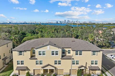 Touwnhouse à vendre à Tampa, Floride: 4 chambres, 192.96 m2 № 2099899 - photo 2