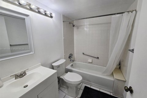 Condominio en alquiler en West Palm Beach, Florida, 2 dormitorios, 102.75 m2 № 1890264 - foto 14