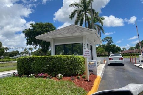 Condominio en alquiler en West Palm Beach, Florida, 2 dormitorios, 102.75 m2 № 1890264 - foto 1