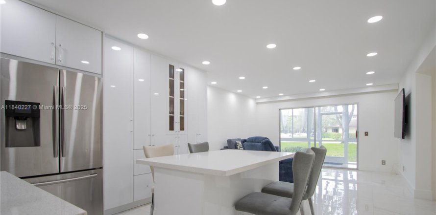 Condominio en Pembroke Pines, Florida, 2 dormitorios № 1830916
