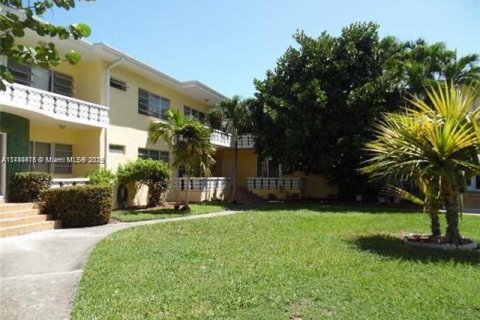 Condominio en venta en Bay Harbor Islands, Florida, 1 dormitorio, 65.03 m2 № 1985383 - foto 1