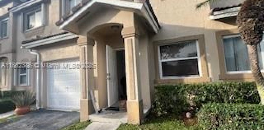 Townhouse in Homestead, Florida 5 bedrooms, 171.5 sq.m. № 2018999