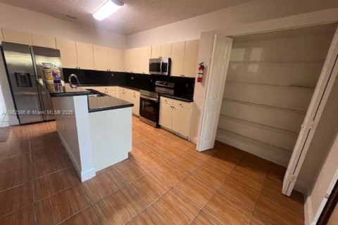 Townhouse in Homestead, Florida 5 bedrooms, 171.5 sq.m. № 2018999 - photo 10