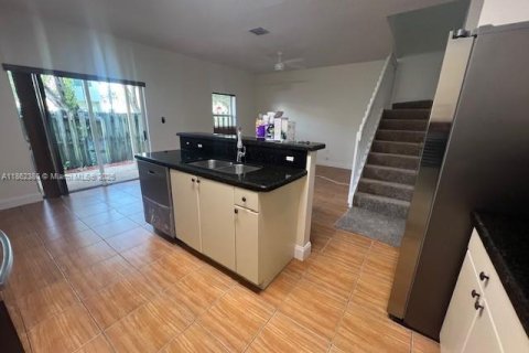 Townhouse in Homestead, Florida 5 bedrooms, 171.5 sq.m. № 2018999 - photo 9