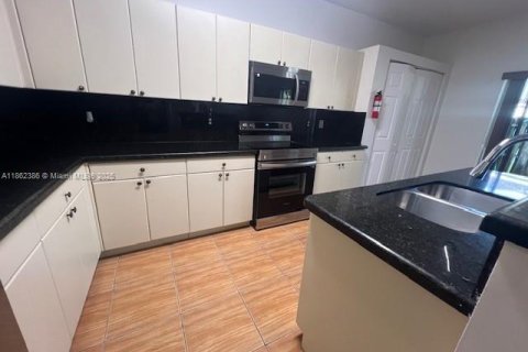 Townhouse in Homestead, Florida 5 bedrooms, 171.5 sq.m. № 2018999 - photo 8