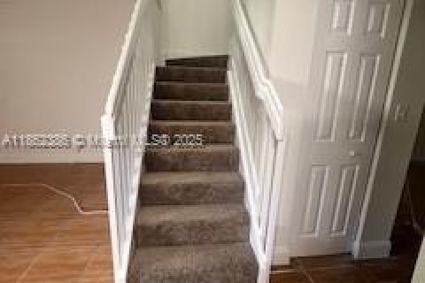 Townhouse in Homestead, Florida 5 bedrooms, 171.5 sq.m. № 2018999 - photo 11