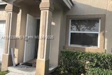 Townhouse in Homestead, Florida 5 bedrooms, 171.5 sq.m. № 2018999 - photo 2