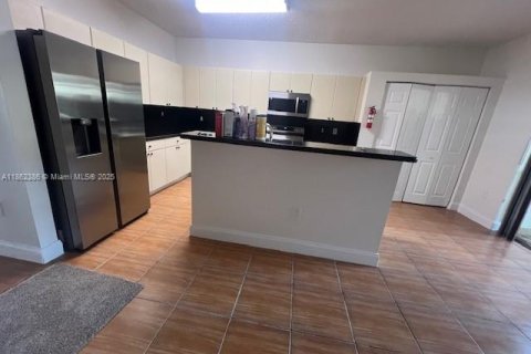Townhouse in Homestead, Florida 5 bedrooms, 171.5 sq.m. № 2018999 - photo 7