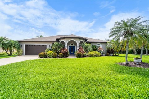 House in Bradenton, Florida 3 bedrooms, 230.96 sq.m. № 1780797 - photo 2