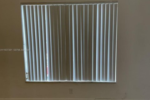 Propiedad comercial en venta en Fort Lauderdale, Florida, 278.43 m2 № 2000692 - foto 28