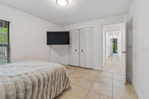 House in Tampa, Florida 4 bedrooms, 260.87 sq.m. № 2117118 - photo 25