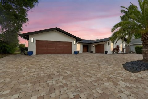 House in Tampa, Florida 4 bedrooms, 260.87 sq.m. № 2117118 - photo 3