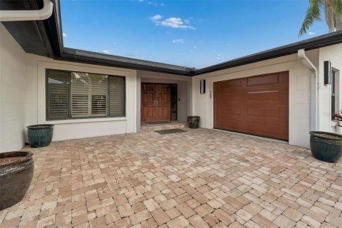 House in Tampa, Florida 4 bedrooms, 260.87 sq.m. № 2117118 - photo 5