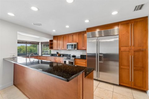 House in Tampa, Florida 4 bedrooms, 260.87 sq.m. № 2117118 - photo 16