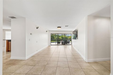 House in Tampa, Florida 4 bedrooms, 260.87 sq.m. № 2117118 - photo 8