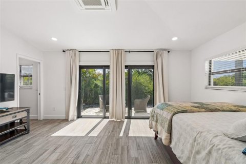 House in Tampa, Florida 4 bedrooms, 260.87 sq.m. № 2117118 - photo 27