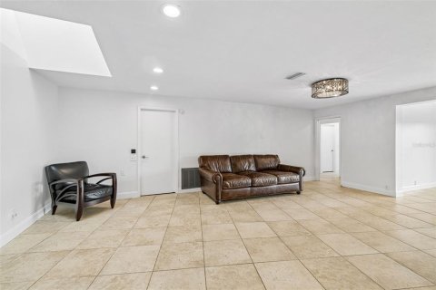 House in Tampa, Florida 4 bedrooms, 260.87 sq.m. № 2117118 - photo 13