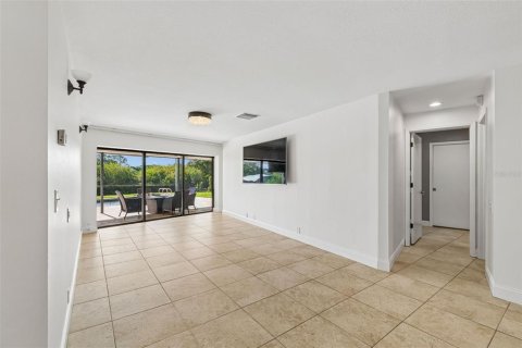 House in Tampa, Florida 4 bedrooms, 260.87 sq.m. № 2117118 - photo 6