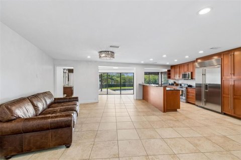 House in Tampa, Florida 4 bedrooms, 260.87 sq.m. № 2117118 - photo 14