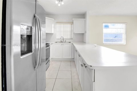 House in Miami, Florida 2 bedrooms, 97.64 sq.m. № 2026861 - photo 7