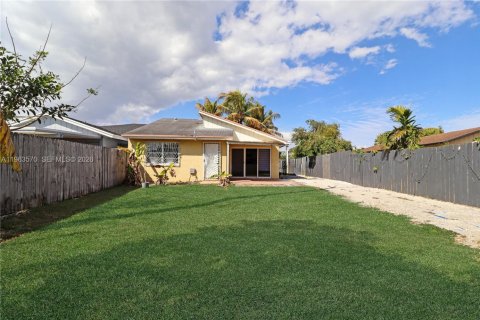 House in Miami, Florida 2 bedrooms, 97.64 sq.m. № 2026861 - photo 15