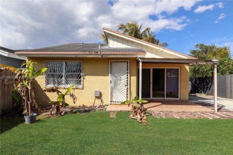 House in Miami, Florida 2 bedrooms, 97.64 sq.m. № 2026861 - photo 2