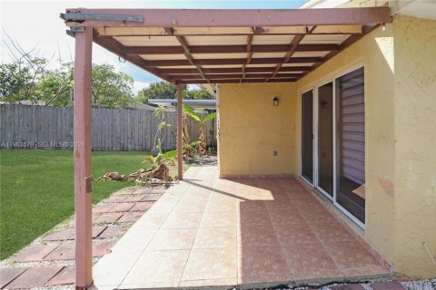 House in Miami, Florida 2 bedrooms, 97.64 sq.m. № 2026861 - photo 13