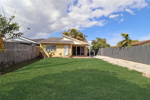 House in Miami, Florida 2 bedrooms, 97.64 sq.m. № 2026861 - photo 14