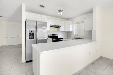 House in Miami, Florida 2 bedrooms, 97.64 sq.m. № 2026861 - photo 6