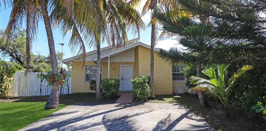 House in Miami, Florida 2 bedrooms, 97.64 sq.m. № 2026861