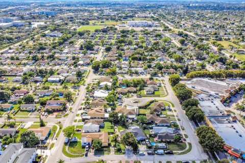 House in Miami, Florida 2 bedrooms, 97.64 sq.m. № 2026861 - photo 16