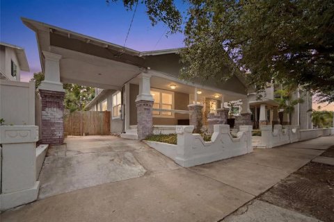 Villa ou maison à Tampa, Floride 5 chambres, 195.09 m2 № 2323220