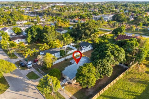 Apartamento en alquiler en Florida City, Florida, 2 dormitorios, 176.51 m2 № 1996485 - foto 2