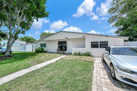Villa ou maison à vendre à Cutler Bay, Floride: 4 chambres, 185.99 m2 № 1948308 - photo 1
