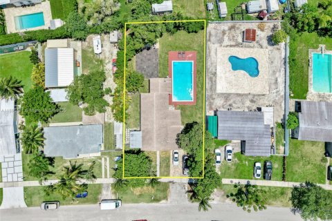Villa ou maison à vendre à Cutler Bay, Floride: 4 chambres, 185.99 m2 № 1948308 - photo 2